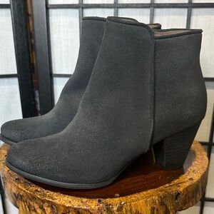Chocolat Blu NEW Dark Gray Suede Ankle Booties | 8.5